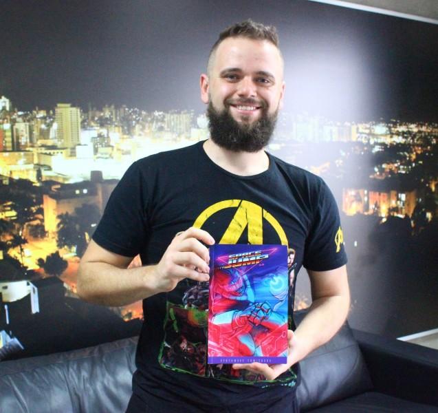 Criciumense se dedica a criar e ilustrar histórias em quadrinhos