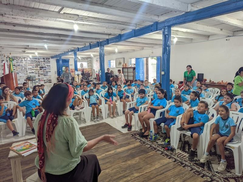 Alunos fumacenses participam de sessões de contação de histórias