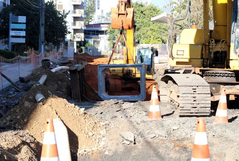 Obras de drenagem mudam trânsito na região central de Criciúma