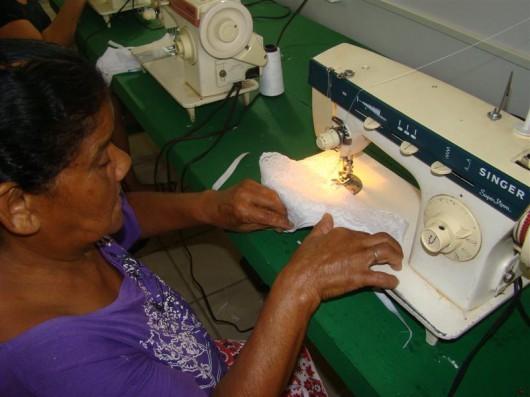 Mulheres aprendem a fazer lingerie no último curso em 2012 
