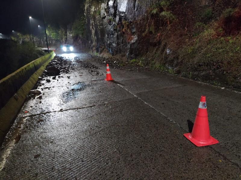 Queda de barreira interdita meia pista na Serra do Rio do Rastro