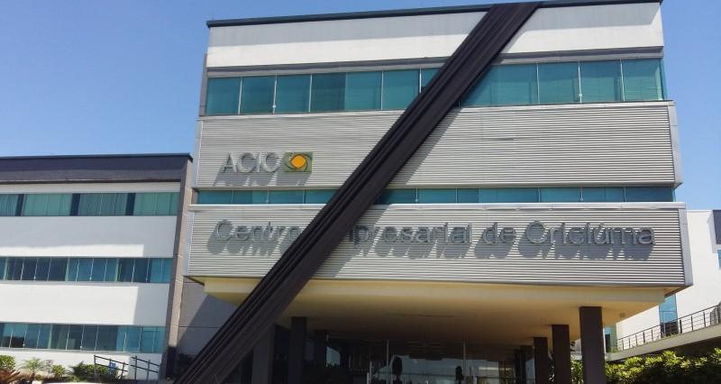 Acic protesta colocando faixa de luto