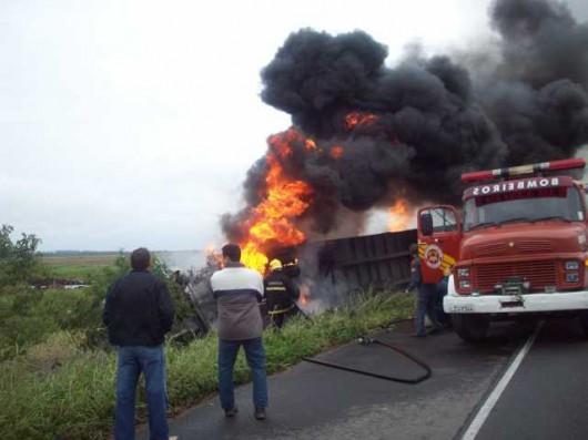 Carreta pega fogo na 101 em Içara