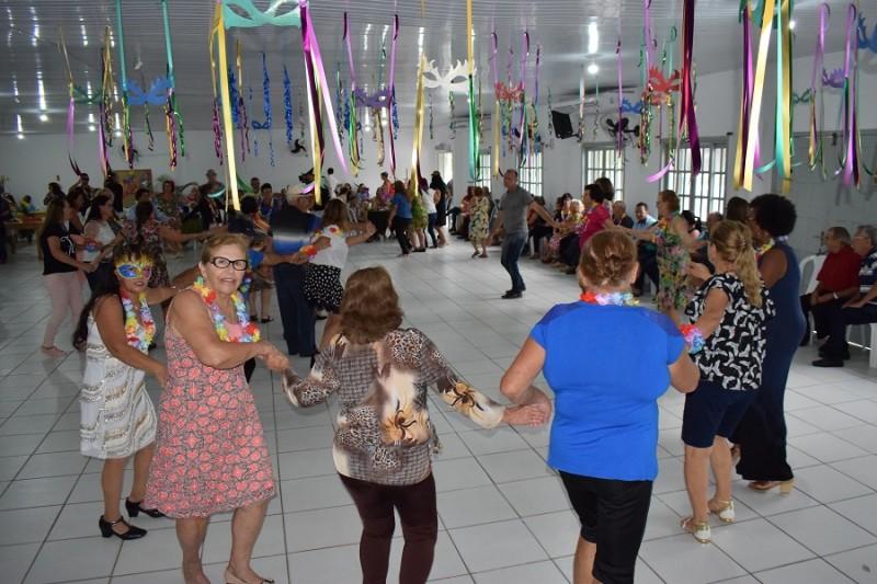 Terceira Idade se diverte em carnaval promovido pela prefeitura de Jacinto Machado