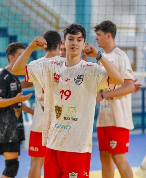 Natural de Criciúma, atleta de vôlei é convocado para laboratório da Seleção Brasileira 