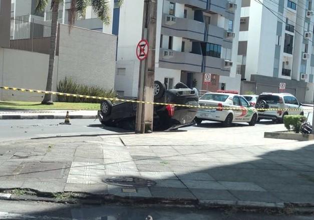 VÍDEO: Carro capota após ser atingido por outro veículo