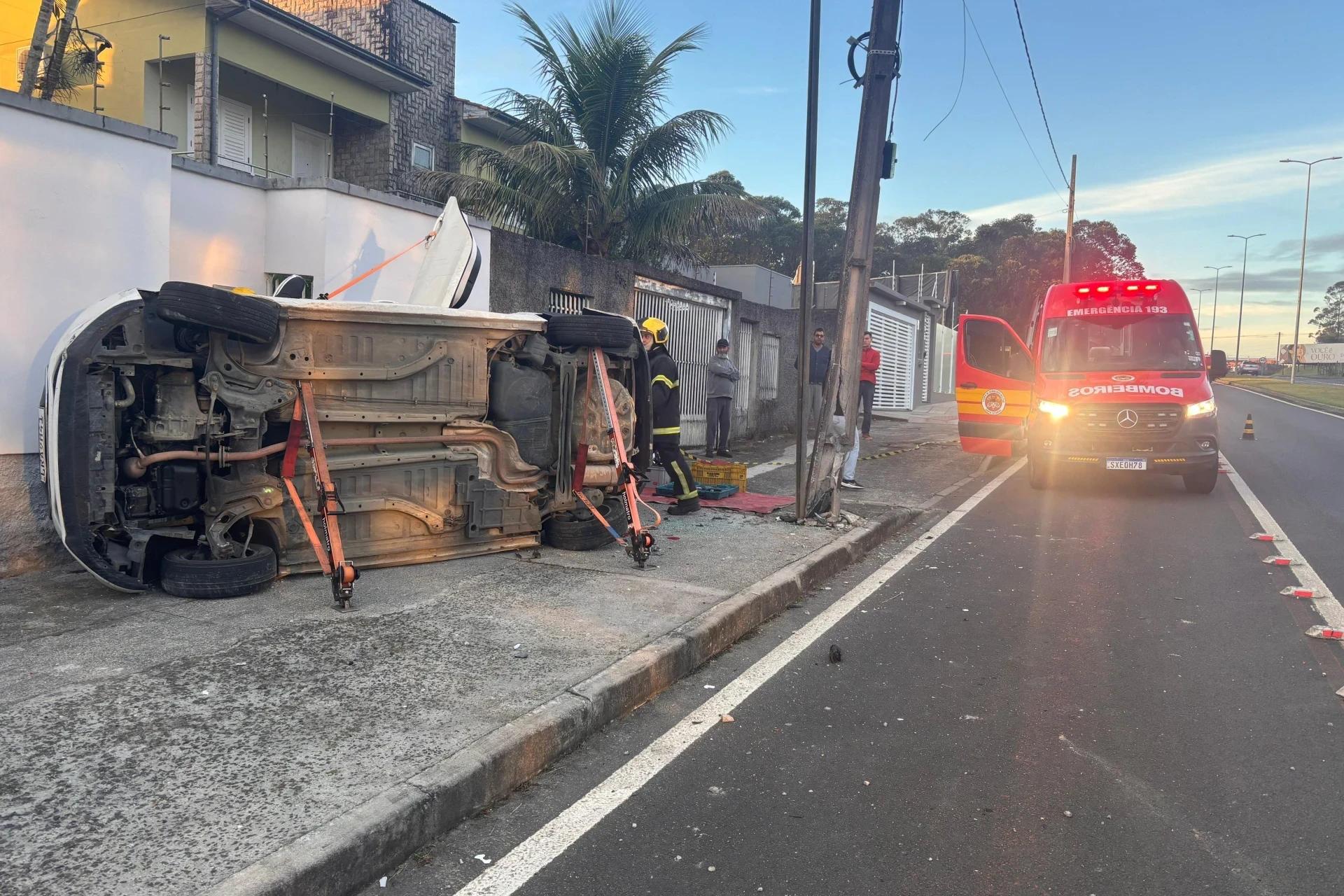 Mulher colide carro contra poste após saída de pista em Criciúma