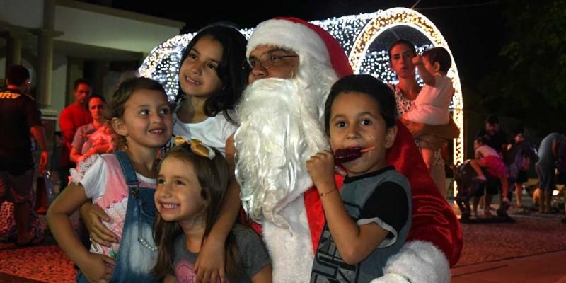 Doce Natal de Içara resgata a união das famílias com atrações na praça