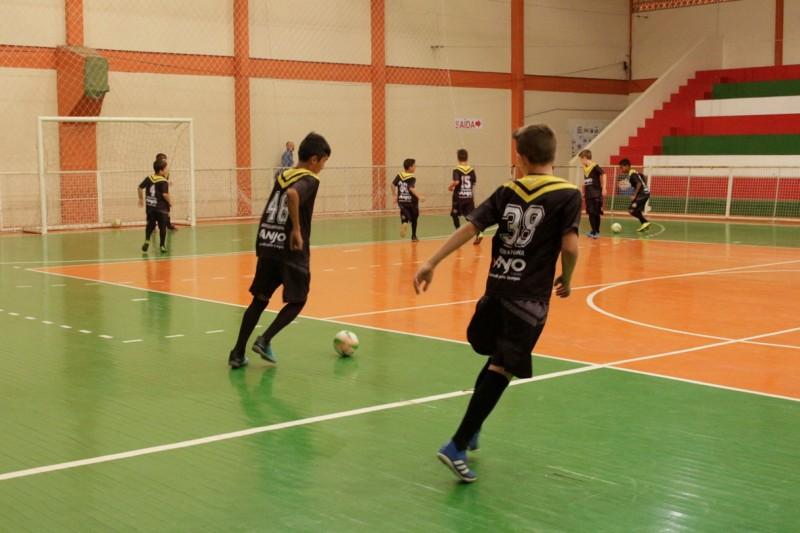 Atletas mirins recebem novos uniformes em Forquilhinha
