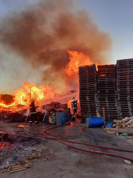 Empresa de paletes é atingida por incêndio e chamas destroem casa, carro e madeiras 