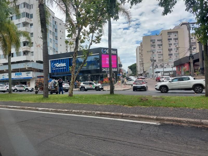 Motociclista causa acidente na avenida Centenário durante fuga da polícia