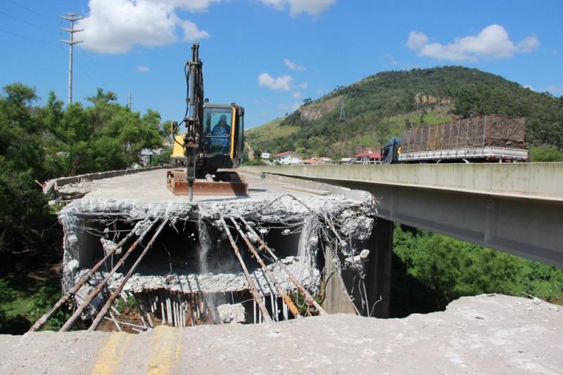 Demolição da ponte sobre o Rio Tubarão avança 