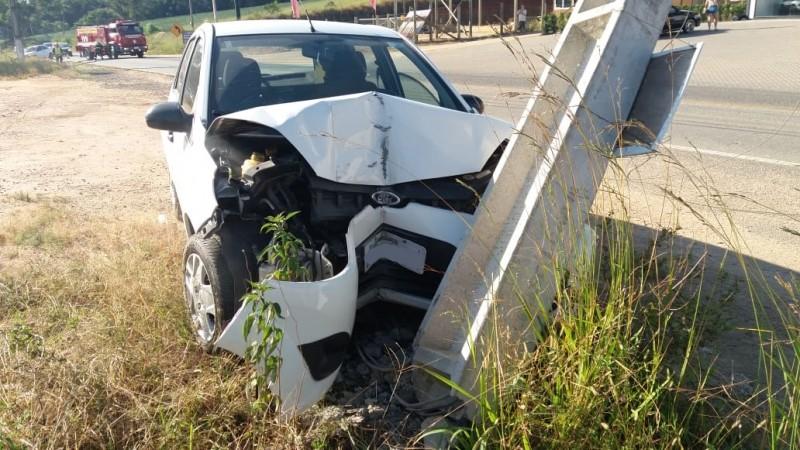 Motorista perde o controle da direção e colide veículo contra poste na SC-441