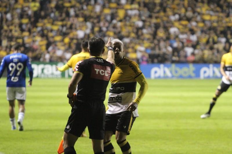 Na súmula, arbitragem de Criciúma e Cruzeiro registra copo jogado em campo e expulsão de mascote 