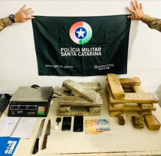 Dois jovens são presos em Araranguá após PM encontrar 15 quilos de maconha