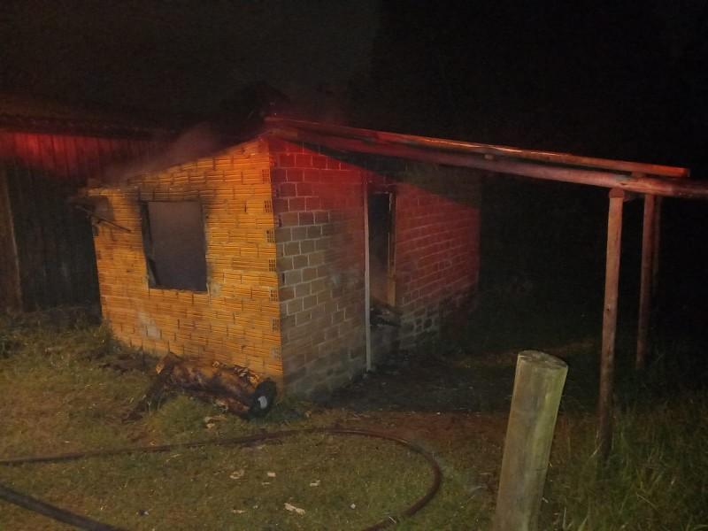 Casa é atingida por incêndio em Sombrio