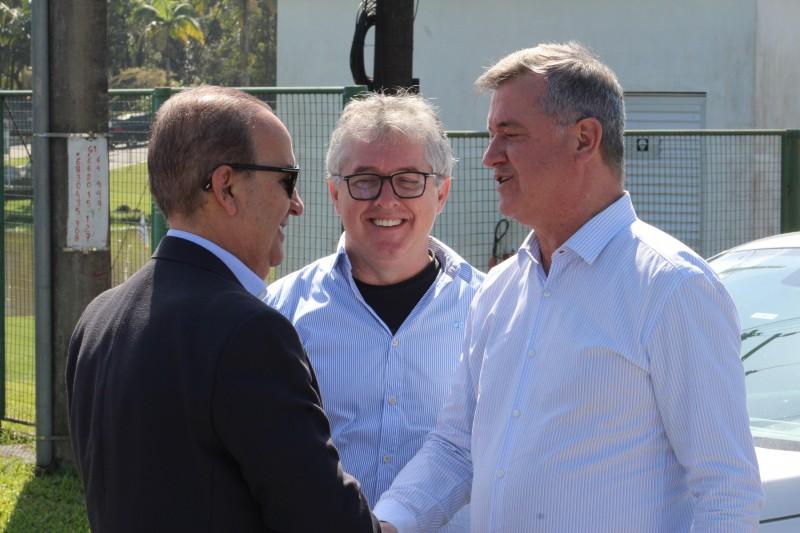 Em evento com governador, Ricardo Fabris solicita diálogo para discutir taxa de esgoto em Criciúma 
