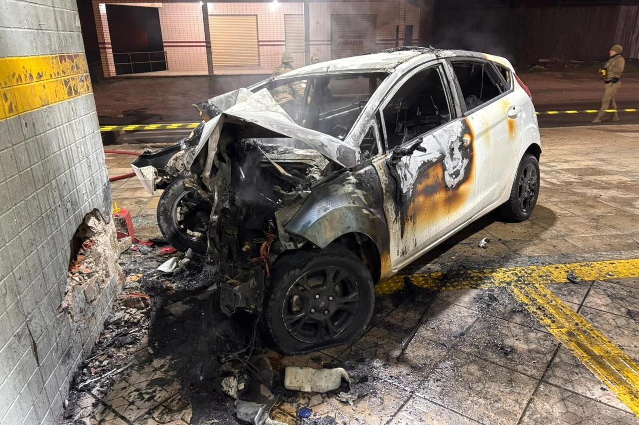 Carro colide em terminal de Criciúma, incendeia e bombeiros constatam morte de motorista