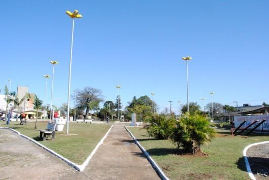 Praça Antônio de Assis recebe reparos