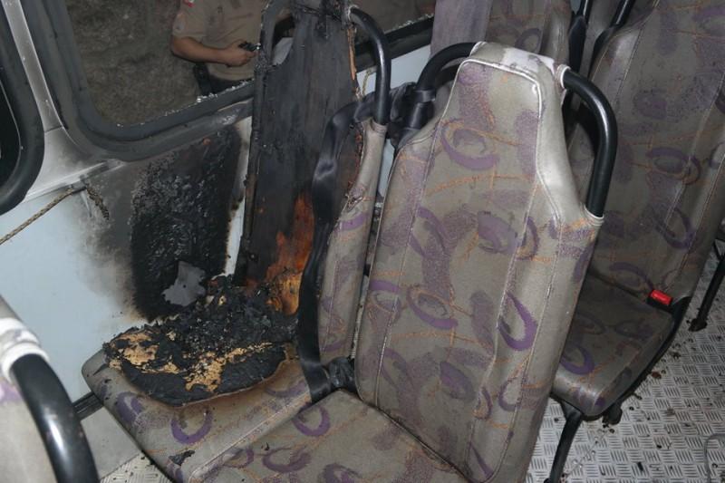 Ônibus escolar é atingido por coquetel molotov em Criciúma