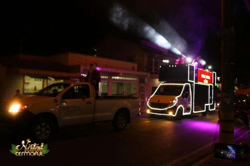 Caminhão de Natal Cermoful encanta famílias com música e animação