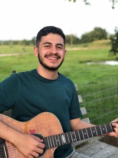 De geração em geração: conheça Vitor Souza, músico revelação de Cocal do Sul