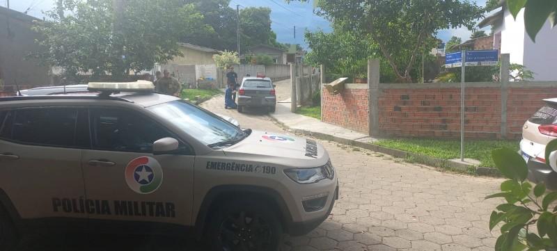 Mercado é alvo de assalto em Criciúma; veículo utilizado no crime era roubado e foi recuperado