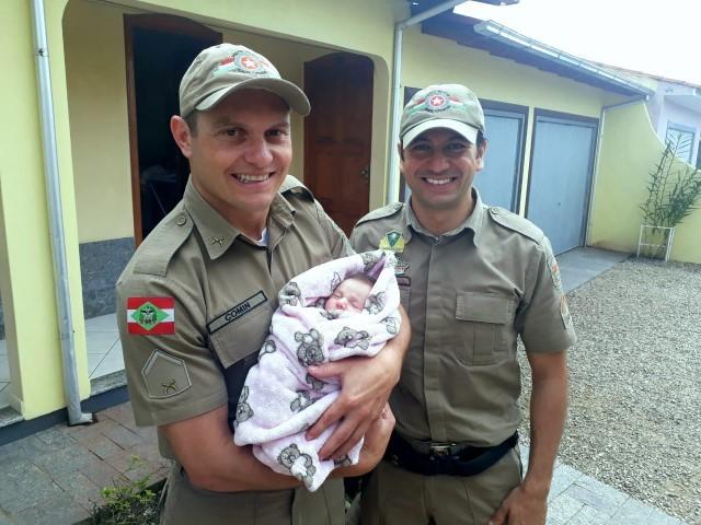 Policiais reencontram bebê que ajudaram a salvar em Cocal do Sul