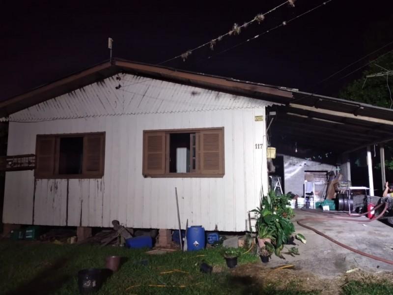 Araranguá: moradores e vizinhos combatem incêndio em casa com baldes de água e extintores