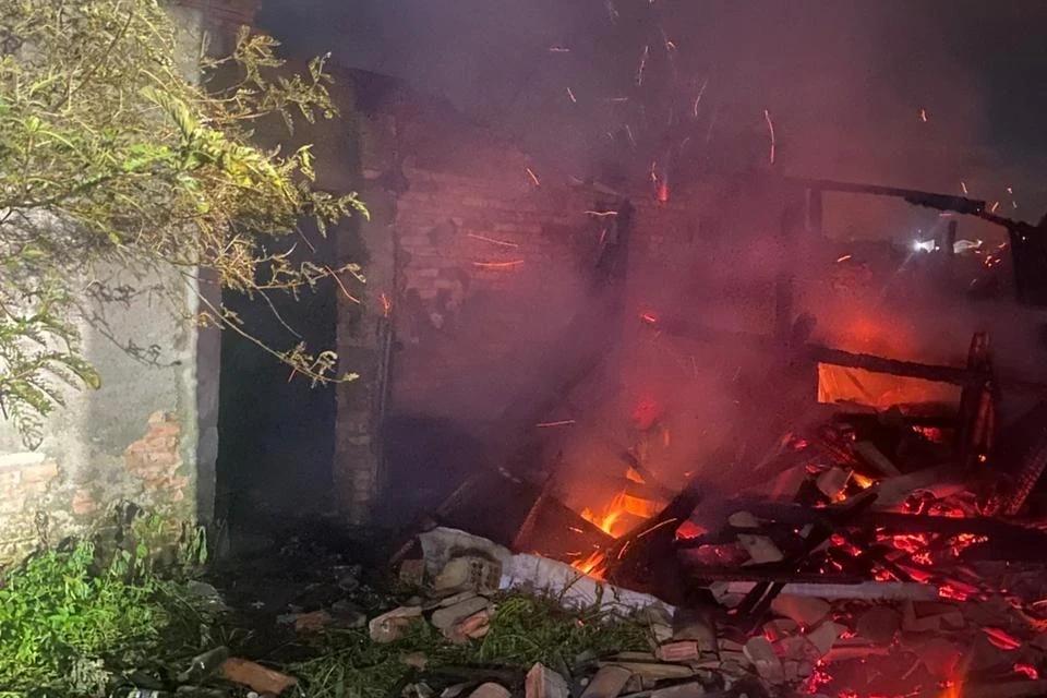 Fogueira usada para queimar lixo provoca incêndio e destrói galpão