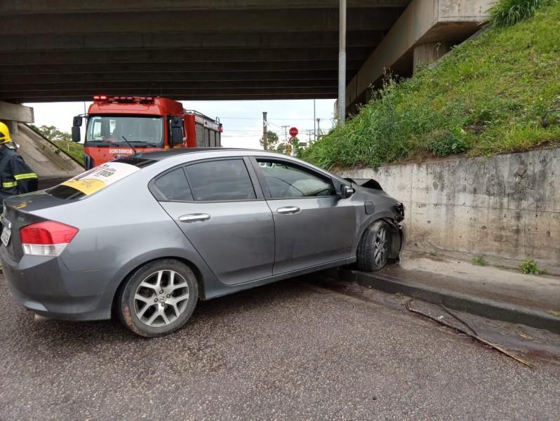 Após acidente de trânsito na BR-101, motorista de 39 anos é encaminhado ao hospital