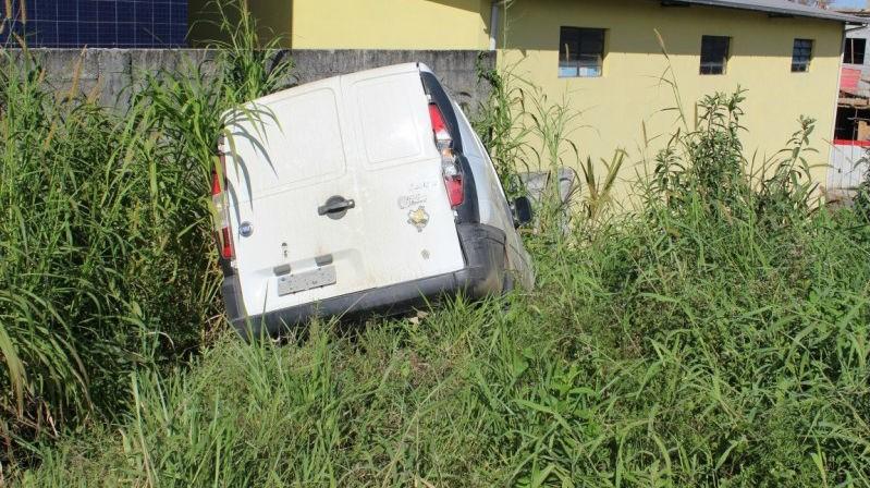 Desgovernado, carro desce por cerca de 50 metros na Álvaro Catão