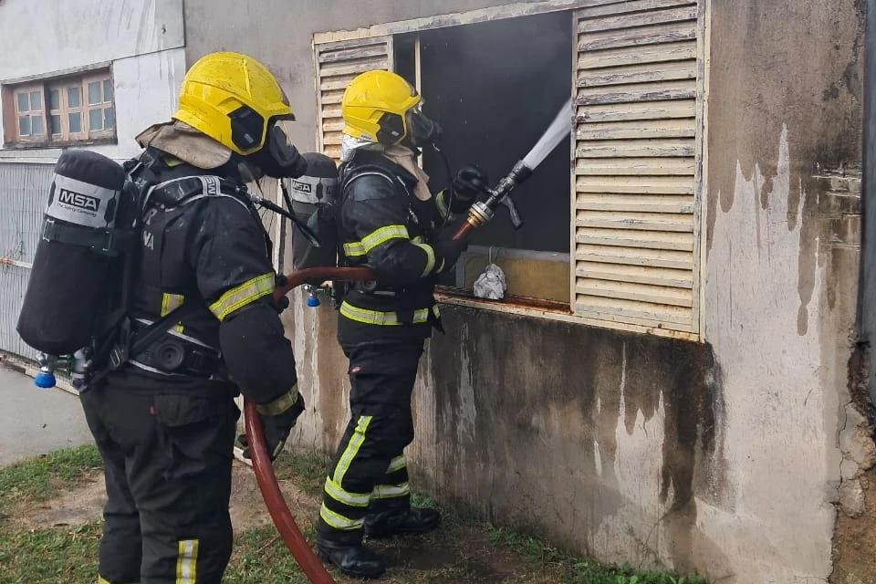 Homem recebe atendimento após inalar fumaça durante incêndio em Araranguá