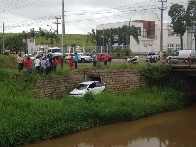 Veículo cai de ponte na avenida Luiz Lazzarin, no Distrito do Rio Maina