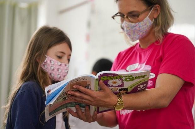 Governador anuncia bolsas de pós-graduação e incentivo para capacitação dos educadores