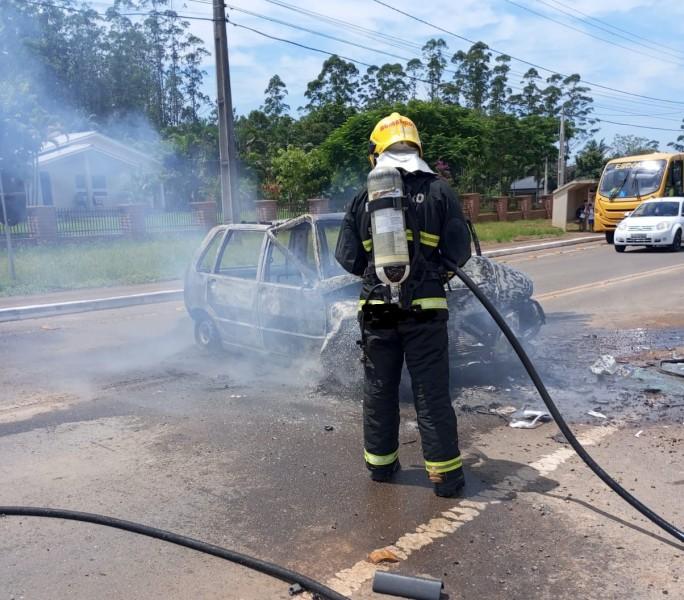 Carro pega fogo ao colidir em caminhão