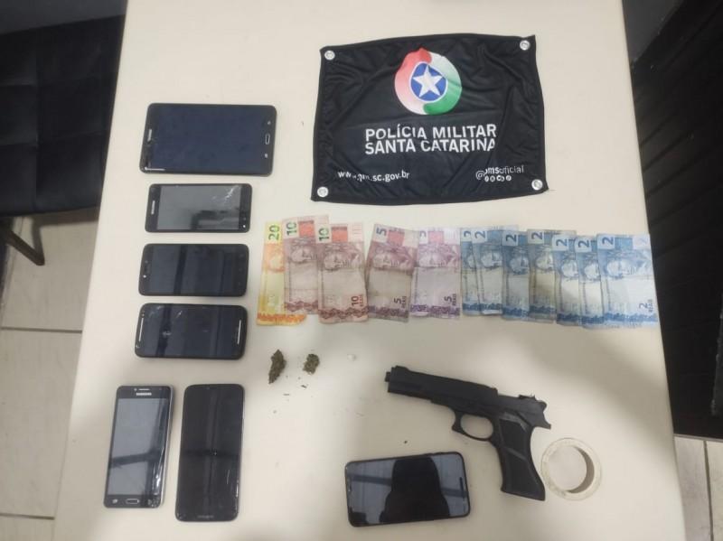 Mãe e filho são detidos após Polícia Militar flagrar tráfico de drogas