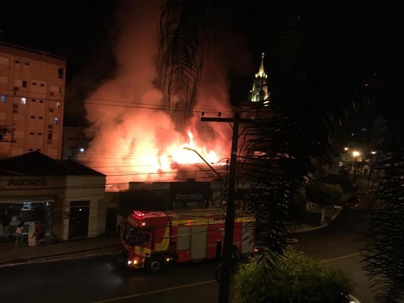 Lojas são atingidas por incêndio em Orleans 