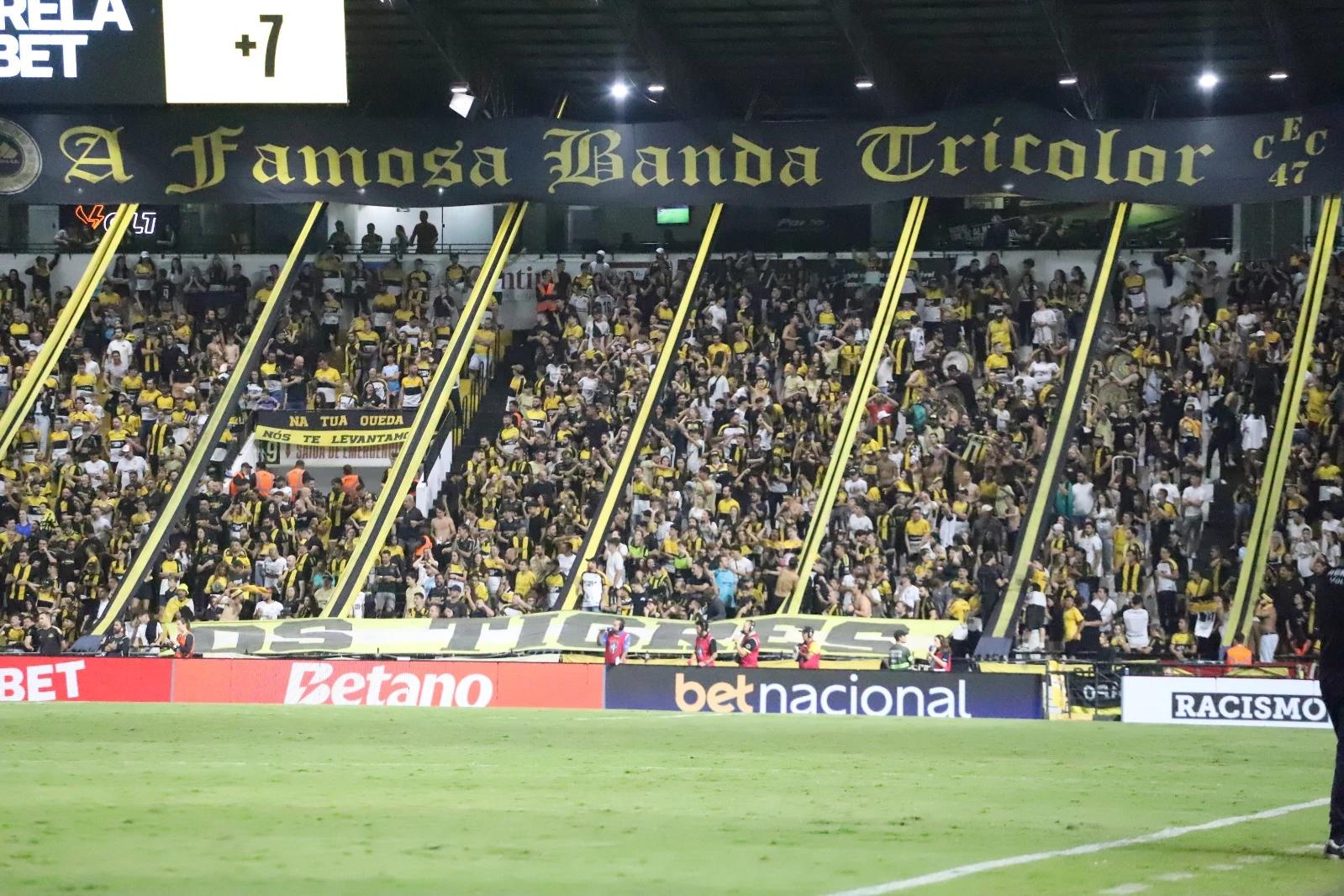 Com vagas limitadas, Criciúma retoma adesões de sócios-torcedores