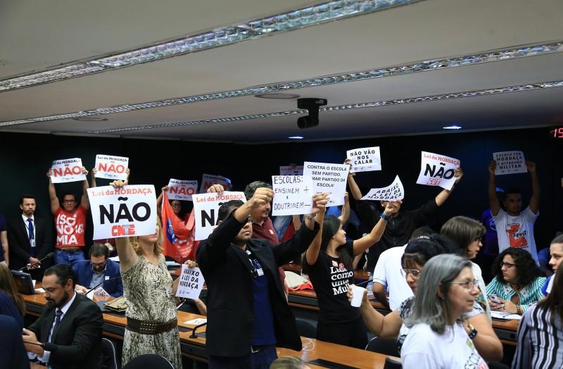 Em semana que debate foi reascendido, projeto Escola sem Partido pode ser votado hoje