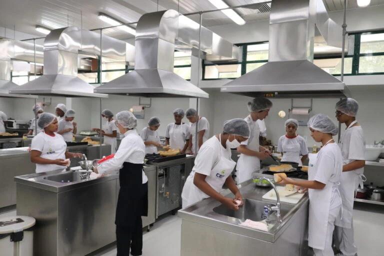 Entre sonhos e sabores: jovens descobrem novos caminhos na cozinha