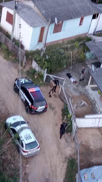 Suspeito de roubo que teria colocado facão em pescoço de vítima é preso em Pescaria Brava