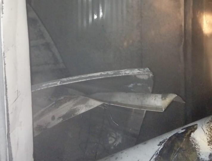 Bombeiros combatem incêndio em sala comercial no município de Laguna