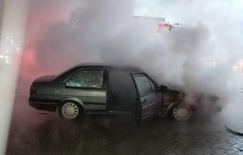 Carro pega fogo na avenida Luiz Lazzarin, em Criciúma