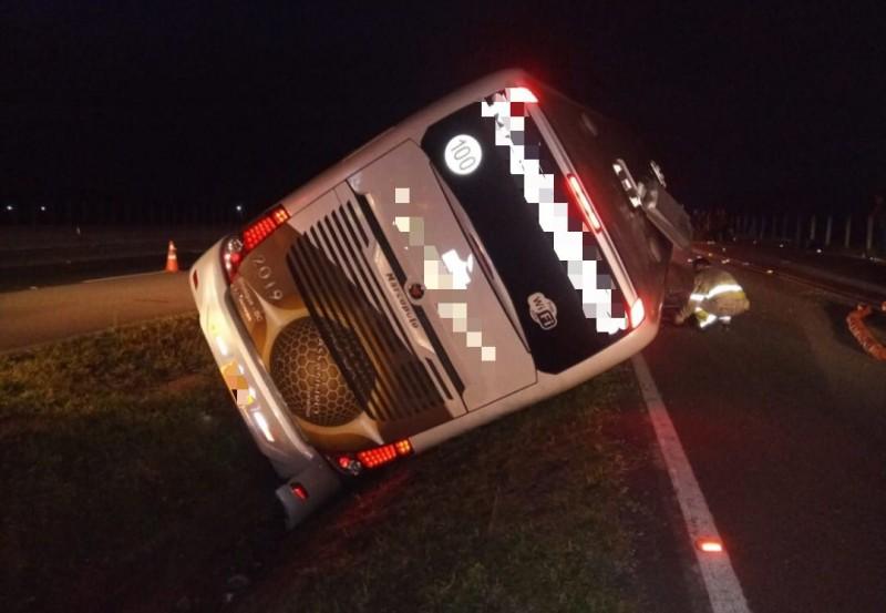 Ônibus tomba na BR-101 em Laguna e seis pessoas ficam feridas 