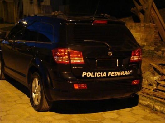 Dupla é presa em camionete com sinais falsos da PF