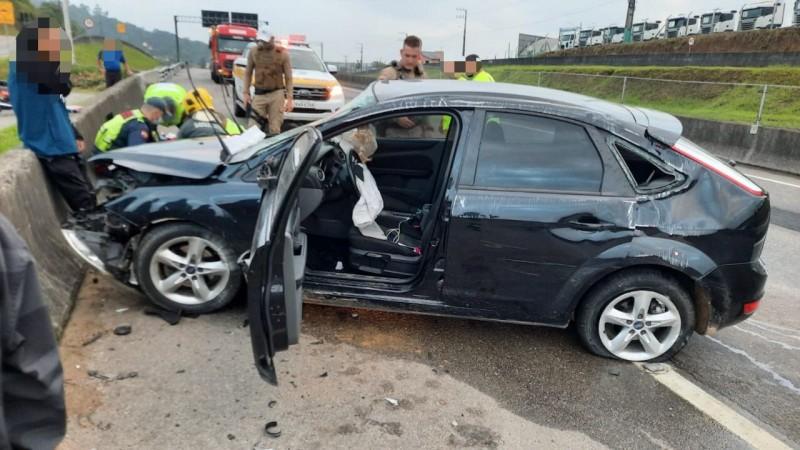 Motorista perde o controle do veículo e colide contra mureta de proteção na BR-101
