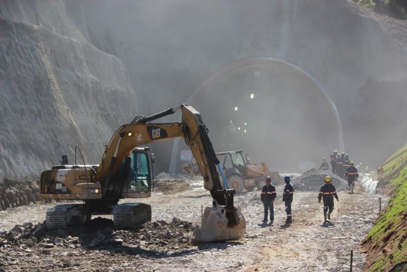 Pedestres devem evitar frentes de obras no Morro do Formigão 