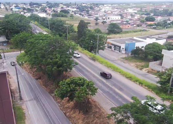 Acidente entre três veículos deixa uma pessoa gravemente ferida