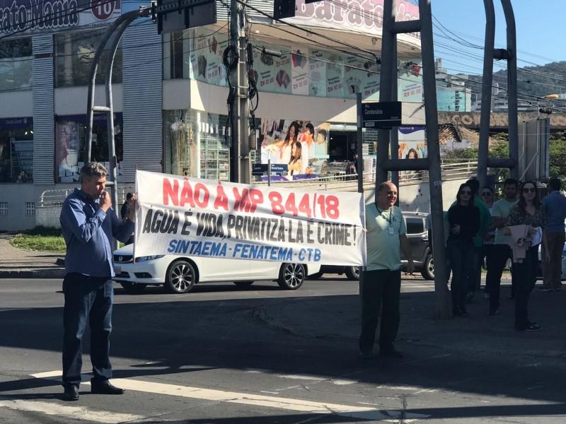 Em protesto contra medida provisória, funcionários da Casan realizam manifestação em Criciúma